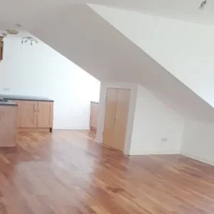 2 bedroom top floor apartment - Image 3