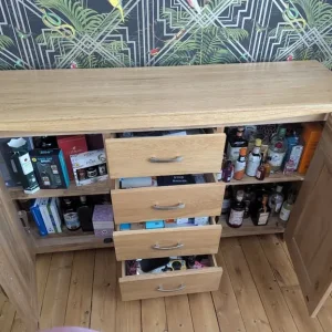 Solid oak sideboard/drinks cabinet - Image 2