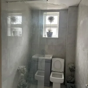 Double room with single bed and walk-in shower - Image 2