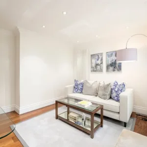 One-bedroom flat in a Grade II listed building with marble bathroom and private garden access - Image 2