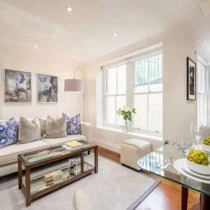 One-bedroom flat in a Grade II listed building with marble bathroom and private garden access - Image 3