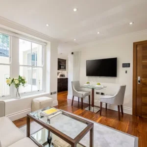 One-bedroom flat in a Grade II listed building with marble bathroom and private garden access - Image 4
