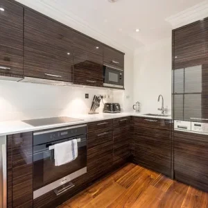One-bedroom flat in a Grade II listed building with marble bathroom and private garden access - Image 8