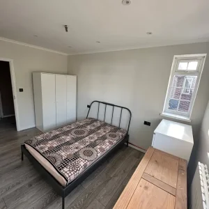 Spacious Double Room | All Bills + WiFi | Vegetarian Only - Image 2