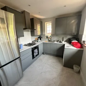 Spacious Double Room | All Bills + WiFi | Vegetarian Only - Image 7