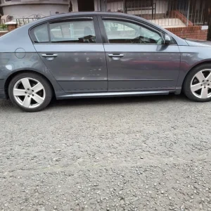2010 Volkswagen Passat Manual 4-door - Image 4