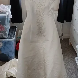 Hilary Morgan wedding dress with hoop and veil - Image 2