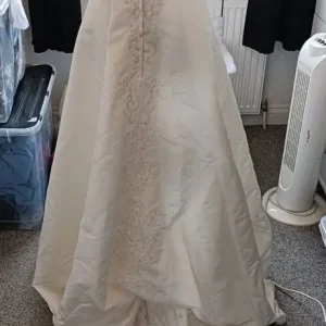 Hilary Morgan wedding dress with hoop and veil - Image 5