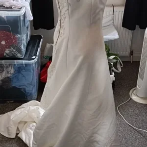 Hilary Morgan wedding dress with hoop and veil - Image 6