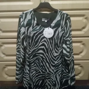 Ladies bottle green and cream top - Image 2