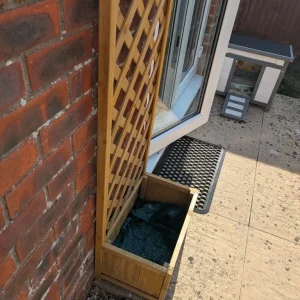 Small wooden garden planter with trellis back - Image 3