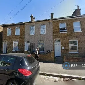 1 bedroom in Albert Road North - Image 2