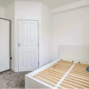 1 bedroom in Albert Road North - Image 5