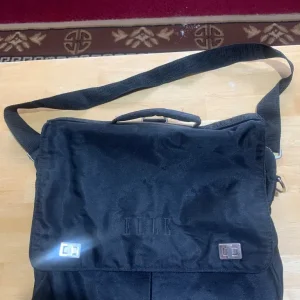 Elle Black Measenger Bag