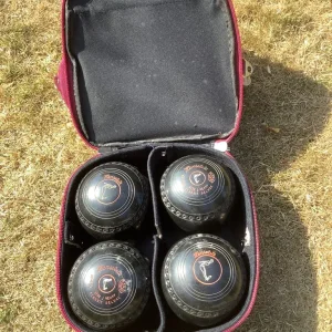 SET OF 4 HENSELITE SIZE 1 HEAVY CLASSIC DELUXE LAWN BOWLS + BAG