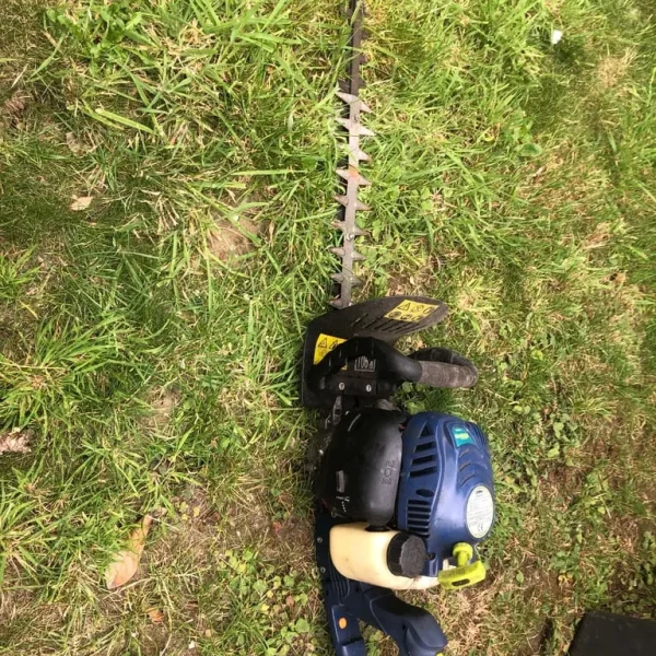 Petrol hedge trimmer
