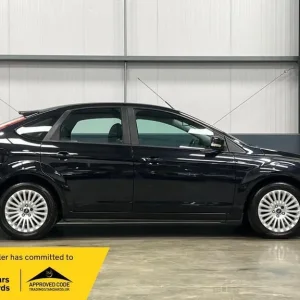 2009 Ford Focus 1.6 Titanium 5-door hatchback petrol automatic - Image 2
