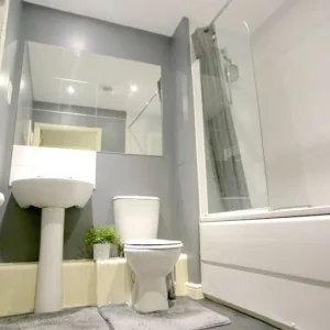 Clean two-bedroom flat in highbridge, Somerset - Image 5