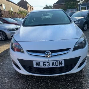 2013 Vauxhall Astra 1.6 16v Energy Euro 5 5-door hatchback petrol manual - Image 2