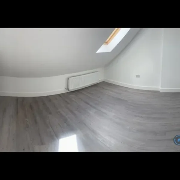 6 bedroom terraced house in Staines Road West