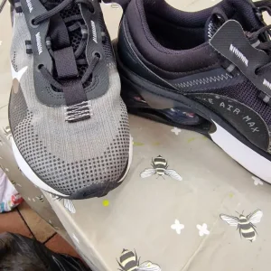 Size 6 Ladies Trainers - Image 3