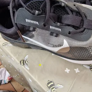 Size 6 Ladies Trainers - Image 4