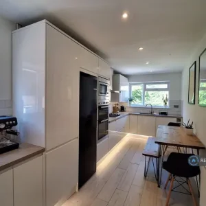 3 bedroom flat in Colindale Avenue, Havant, Hampshire - Image 2