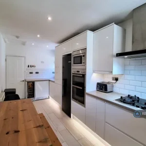 3 bedroom flat in Colindale Avenue, Havant, Hampshire - Image 3