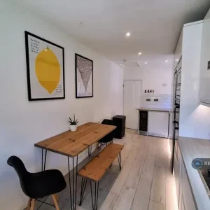 3 bedroom flat in Colindale Avenue, Havant, Hampshire - Image 4