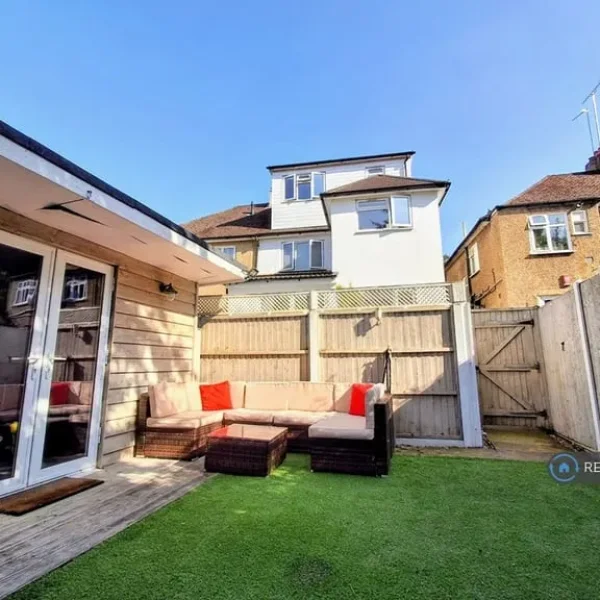 3 bedroom flat in Colindale Avenue, Havant, Hampshire