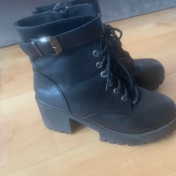 Black ankle boots (size 5, labeled size 6)