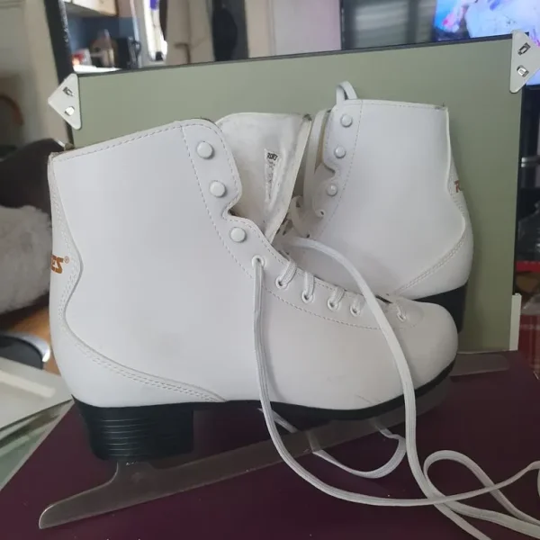 ROCES ICE SKATES