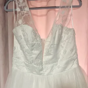 Wedding dress size 10 - Image 2
