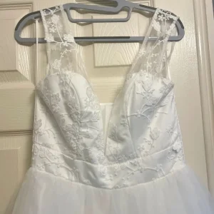 Wedding dress size 10 - Image 3