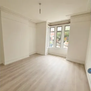 4 bedroom terraced house with garden - Image 3