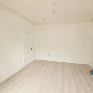 4 bedroom terraced house with garden - Image 4
