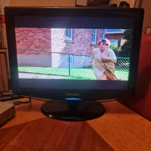 Samsung 22 inch TV - Image 2