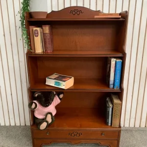 Waterfall bookcase with 3 shelves and a drawer in mahogany-effect finish - Image 3