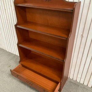 Waterfall bookcase with 3 shelves and a drawer in mahogany-effect finish - Image 4