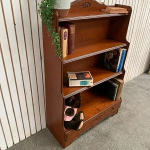 Waterfall bookcase with 3 shelves and a drawer in mahogany-effect finish - Image 5