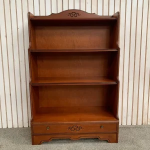 Waterfall bookcase with 3 shelves and a drawer in mahogany-effect finish - Image 6