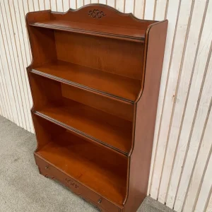 Waterfall bookcase with 3 shelves and a drawer in mahogany-effect finish - Image 8