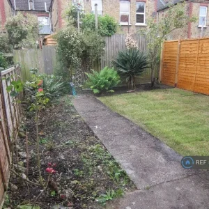 2 bedroom ground floor flat with modern kitchen and garden - Image 4