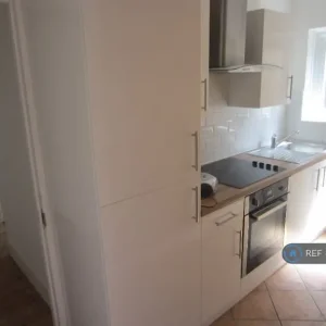 2 bedroom ground floor flat with modern kitchen and garden - Image 5