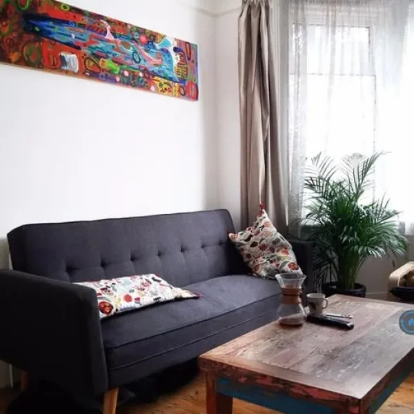 2 bedroom ground floor flat with modern kitchen and garden