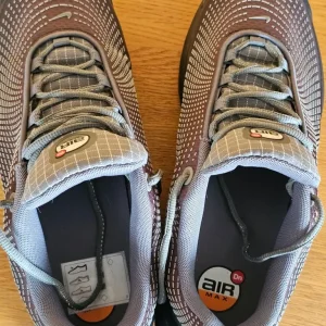 Nike DN Trainers size 8 grey - Image 2