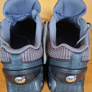 Nike DN Trainers size 8 grey - Image 3