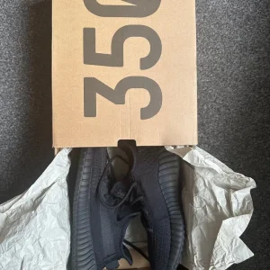 Yeezy Onyx size 6 - Image 2