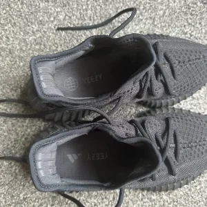 Yeezy Onyx size 6 - Image 5