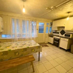 Single bedroom in E1 - Image 3